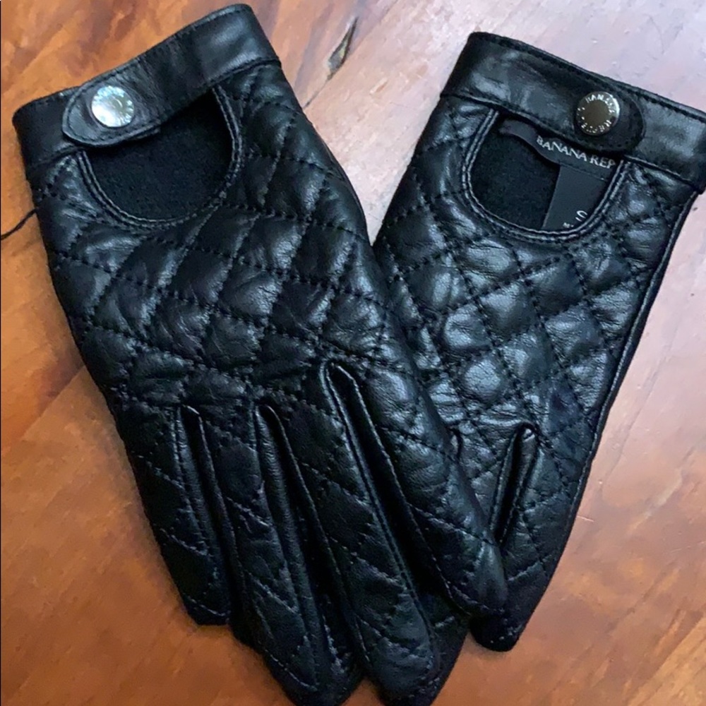 Banana Republic Black quilted Leather gloves